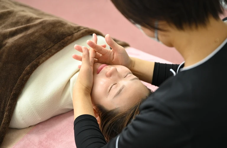 肩こりを根本から改善し、理想的な姿勢へ導く！
