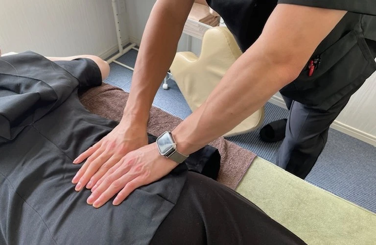 腰痛の根本原因にアプローチ！しびれと痛みを解消する治療法