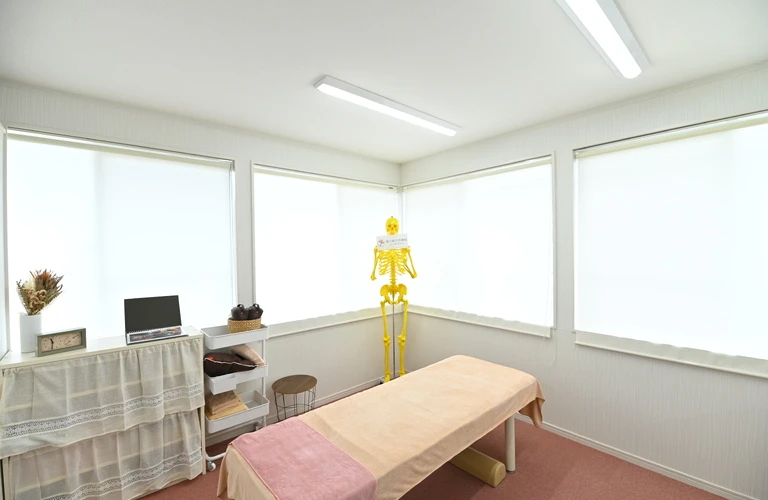 若々しい印象を手に入れる！美容鍼と整体で顔のたるみを解消
