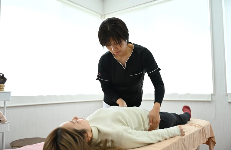 痛みを忘れ、心地よい毎日へ。鍼治療で腰痛としびれを改善します！